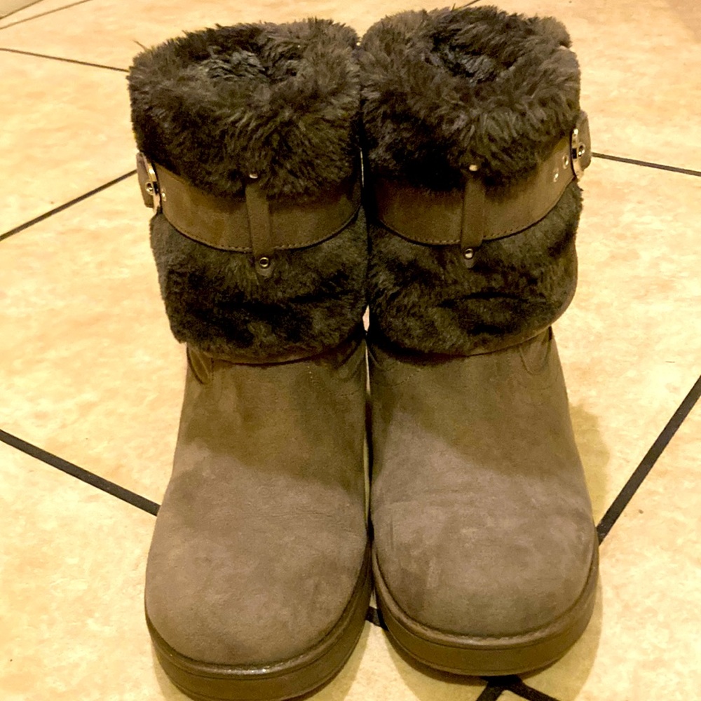 Selling these faux fur G by Guess / brown tan color